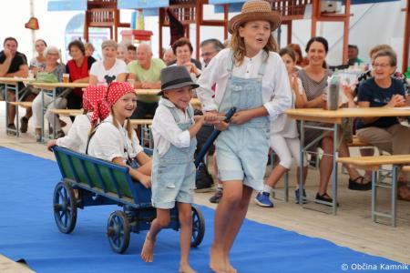 Uspešno izvedena XVII. etnološka prireditev z naslovom Vrti, vrti se kolo… (19)
